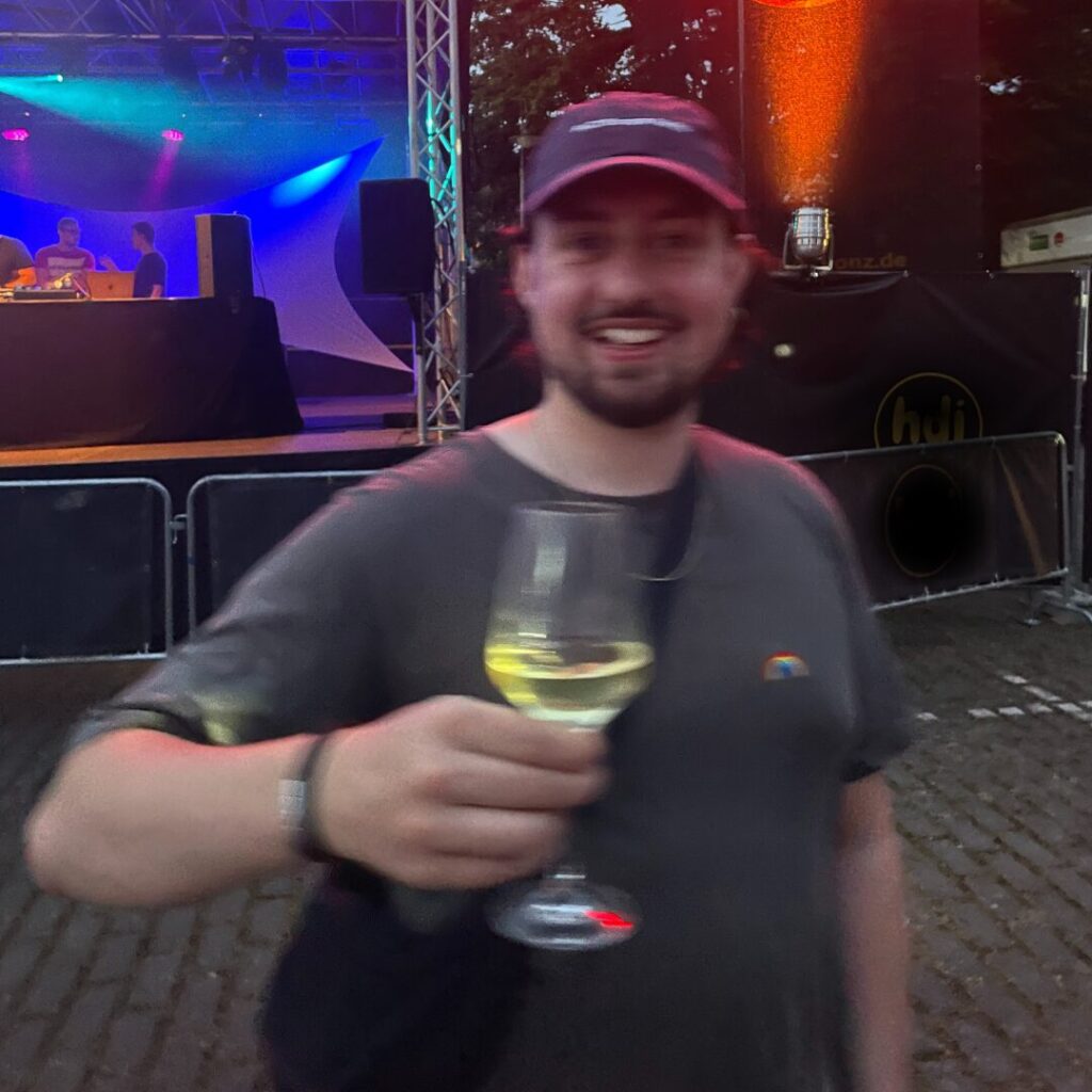 Links-grüner Content Creator
